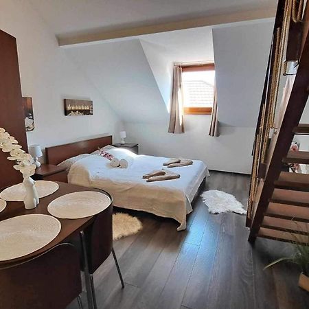 Viktoria Apartman Gyula Bagian luar foto